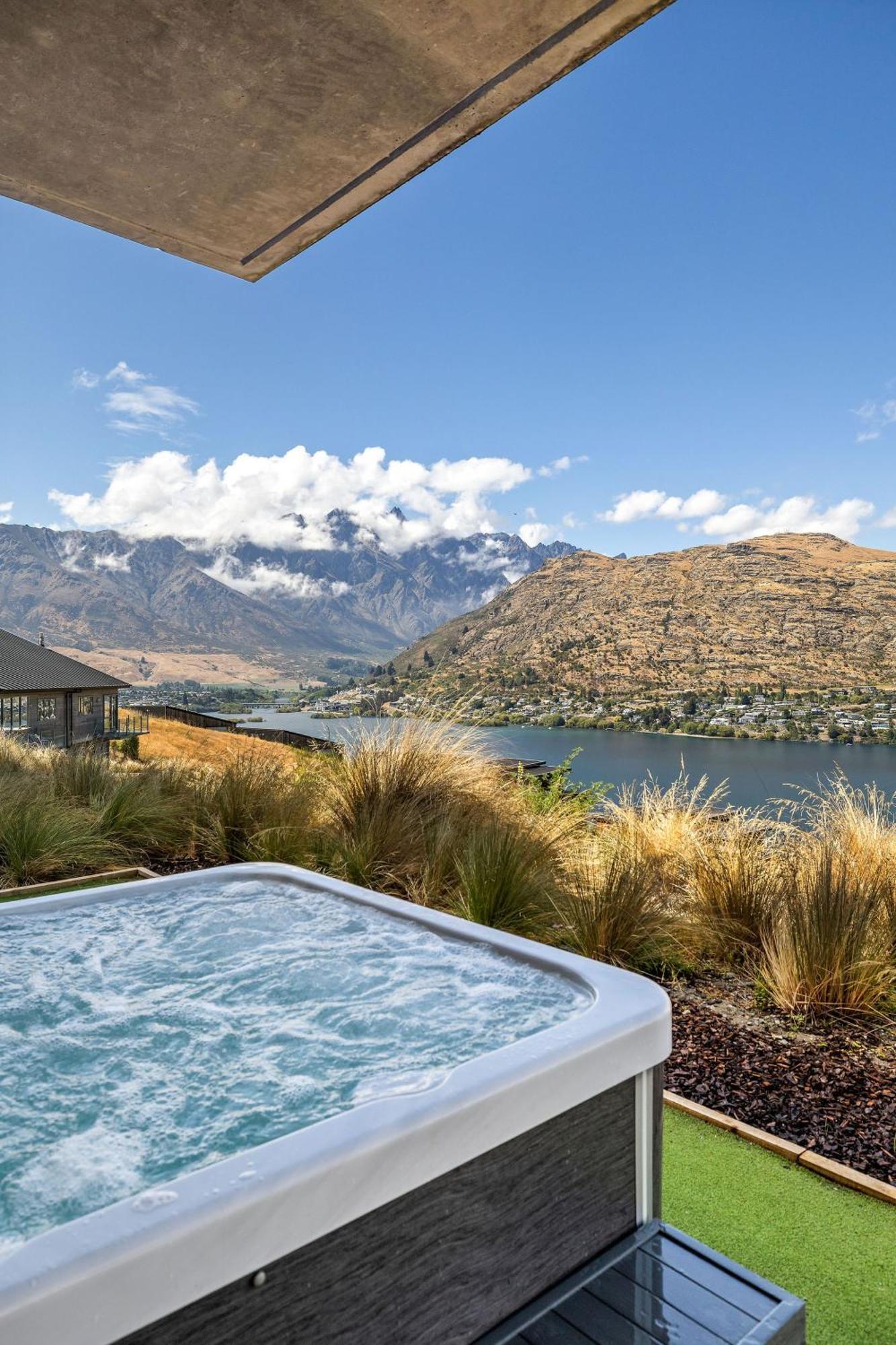 Lakeside Mountain Haven *